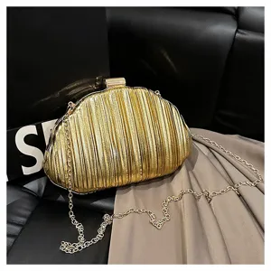 Vista dettagliata di una lussuosa pochette da sera dorata plissettata con elegante catena.