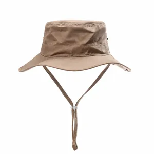 Vue détaillée montrant la structure du chapeau de soleil en coton kaki, large bord et jugulaire.