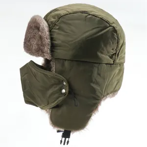 Detailansicht der warmen Winter-Trapper-Mütze mit Ohrenklappen und weichem Kunstfellfutter.