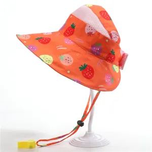 Kinder Sonnenhut Detailansicht mit Erdbeerprint, breiter Krempe und kleiner Pfeife.
