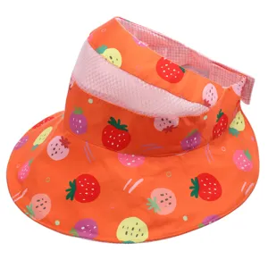 Detailaufnahme der orangen Kinder Sonnenblende mit süßem Erdbeerprint und atmungsaktivem Netz.