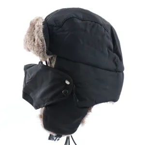 Detailansicht der warmen Bombermuetze mit dickem Fell und abnehmbarer winddichter Gesichtsmaske.