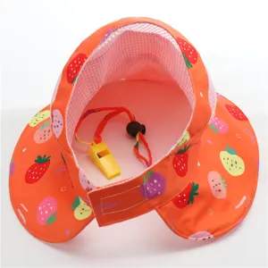Kinder Sonnenhut Detailansicht, orange Erdbeer Druck breite Krempe leere Oberseite Kappe.