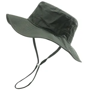 Détail de chapeau de soleil extérieur vert foncé, large bord, œillets respirants, mentonnière.