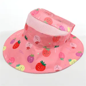 Rosa Kinder Sonnenhut mit Erdbeerprint, leerem Oberteil, Mesh und breiter Krempe im Sommer