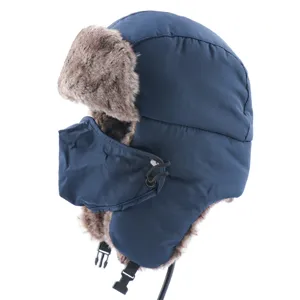 Detailansicht der Winter-Trapper-Mütze mit warmem Kunstfellfutter und Gesichtsmaske.