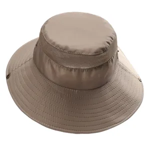 Détail du chapeau de soleil d'extérieur avec bande en filet respirant et tissu à séchage rapide.