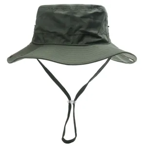 Détail chapeau bob vert foncé, mentonnière réglable, tissu en coton respirant protection solaire.