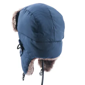 Detailaufnahme der dicken Winter-Trapper-Mütze in Dunkelblau mit warmem Kunstfellfutter.