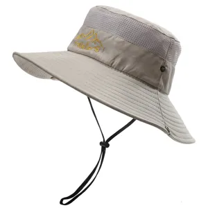 Vue de détail rapprochée du chapeau de soleil beige d'extérieur avec mesh et mentonnière.