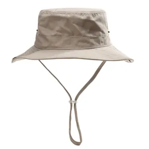 Vue détaillée du chapeau de soleil en coton beige à large bord avec jugulaire réglable.
