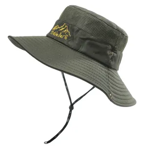 Vue détaillée du chapeau de soleil de randonnée en plein air avec maille et mentonnière réglable.