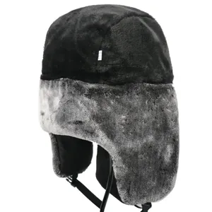 Detailansicht der dicken Winter-Plüsch-Trapperhaube mit warmen Ohrenklappen und Kinnriemen.