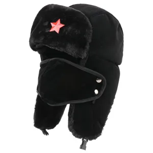 Schwarze Uschanka Mütze mit rotem Stern Abzeichen und Windschutzmaske für den Winter.