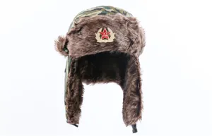 Camouflage Ushanka Mütze mit Ohrenklappen und Sowjetstern Abzeichen für den Winter.
