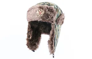 Gefütterte Camouflage Ushanka Mütze mit Ohrenklappen und Emblem für den Winter.