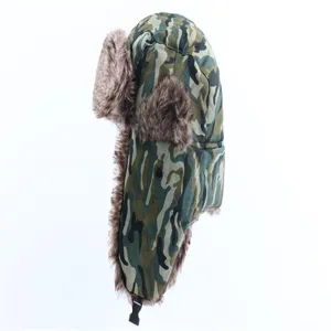 Detaillierte Seitenansicht einer winterlichen Camouflage-Trapperhaube mit weichem Kunstpelzfutter.