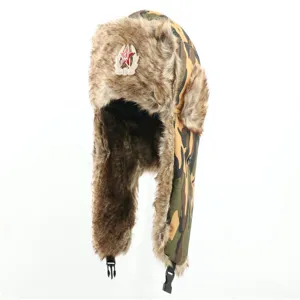 Kamuflage Ushanka Wintermuetze mit Kunstfell und Ohrenklappen, warme Outdoormuetze fuer Herren.