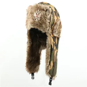 Winter Tarnung Ushanka Mütze mit Kunstpelz Ohrenklappen und Metallabzeichen für kaltes Wetter
