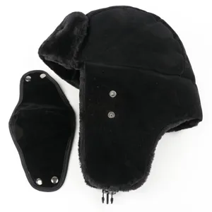 Schwarzes Winter-Trapper-Mützen-Detail mit Plüschfutter, Ohrenklappen und abnehmbarer Maske.