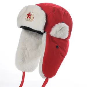 Rote Ushanka-Bombermütze mit weißem Kunstfell und Sowjetstern-Abzeichen für kalten Winter.