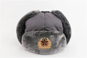 Graue Winter-Ushanka-Mütze mit Fell und Sowjet-Abzeichen, winddichte warme Bombermütze outdoor.
