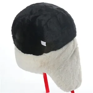 Detailansicht der dicken Plüsch-Ohrenklappen-Uschanka-Mütze, warme Winter-Outdoor-Mütze.