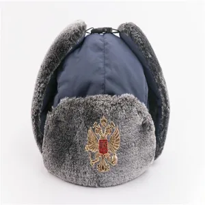 Dick gefütterte Ushanka Mütze mit Abzeichen, winddichte wasserdichte Outdoor Ohrenklappenmütze.