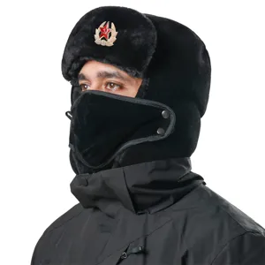 Schwarze winddichte warme Ushanka Wintermütze mit sowjetischem Sternabzeichen und Maske.