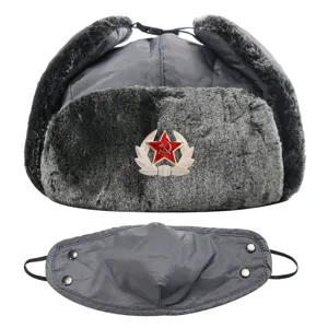 Graue Winter Ushanka Mütze mit Gesichtsmaske und rotem Sowjetstern, winddicht warm outdoor.