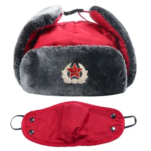 Sowjetische rote Winter-Tschapka mit Pelzohrenschützern und Windschutzmaske für Outdoor.