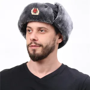 Nahaufnahme der dicken Winter Ushanka Bombermütze mit klassischem sowjetischen Emblem.