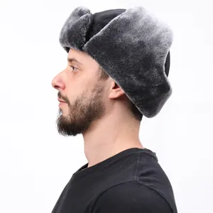Detailansicht der dicken Kunstpelz-Trapper-Mütze mit Ohrenklappen für den Winter.