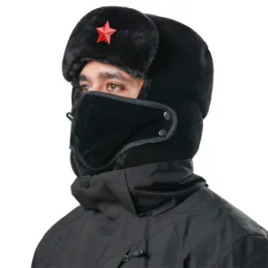 Detailansicht der winterlichen Ushanka Mütze mit rotem Stern, winddicht und wasserdicht.