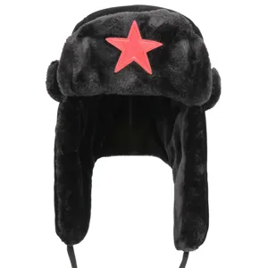 Klassische schwarze Winter-Ushanka Mütze mit rotem Stern, winddicht und warm mit Ohrenklappen.