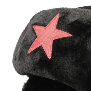 Nahataufnahme der klassischen schwarzen Winter-Ushanka mit auffälligem rotem Stern-Emblem.