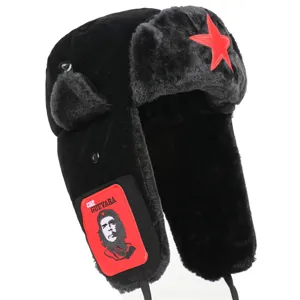 Nahaufnahme der schwarzen Winter Ushanka Mütze mit rotem Stern und Che Guevara Aufnäher.