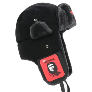 Schwarze Ushanka Wintermütze mit Che Guevara Aufnäher und rotem Stern, winddicht warm.