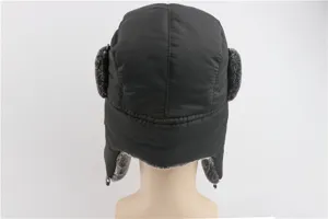 Rückansicht Detail der verdickten Winter winddichten Ushanka Mütze mit warmen Ohrenklappen.