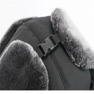 Detailansicht der gefütterten Winter-Trapper-Mütze, winddichte Bombermütze mit Plüschohrschützern.