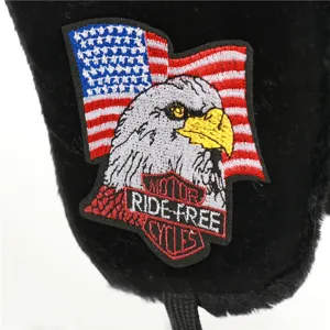 Nahaufnahme Detail von dem gestickten Adler und US-Flaggen-Patch auf der Wintermütze.