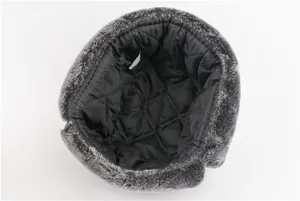Detailansicht des inneren Steppfutters und Pelzbesatzes der Unisex Winter Trapper Mütze.