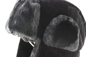 Nahaufnahme einer schwarzen Thermo-Uschanka, dicke Kunstfell-Ohrklappen und Steppdesign.