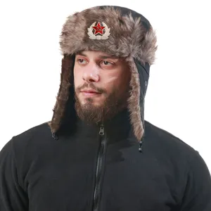 Gedetailleerd overzicht van de winterse ushanka muts met nepbont en rood ster embleem.