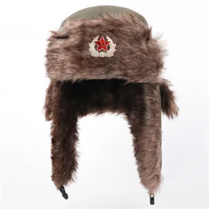 Gedetailleerd overzicht van warme winter-trapperhoed met Sovjet sterembleem, winddichte oorkleppen.