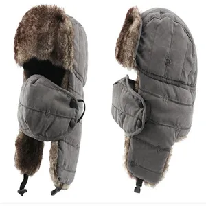 Nahaufnahme der dicken grauen Ushanka-Mütze mit Plüschohrschützern und Stickerei.