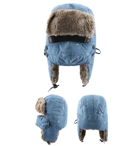 Detailansicht der warmen Wintertrapper-Mütze mit Katzenstickerei und praktischem Ohrenschutz.