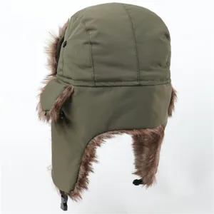 Achterkant detail van warme winter trapper muts, dikke pluche oorkleppen, winddicht.