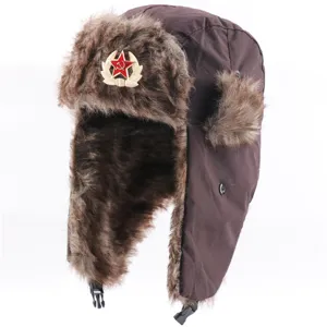 Gedetailleerde close-up van een bruine winter-usjanka met nertsbont en Sovjetster embleem.