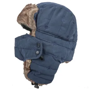 Detailansicht der dunkelblauen Winter-Trapper-Mütze mit Katzenstickerei und warmem Futter.